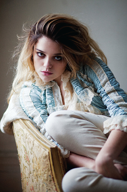 fridalolita:  sky ferreira!!! 