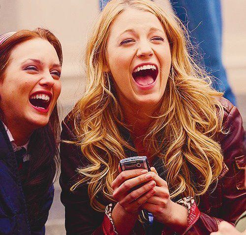  Para duas amigas, basta dois olhares… para risos incontroláveis. (semi—princesa)