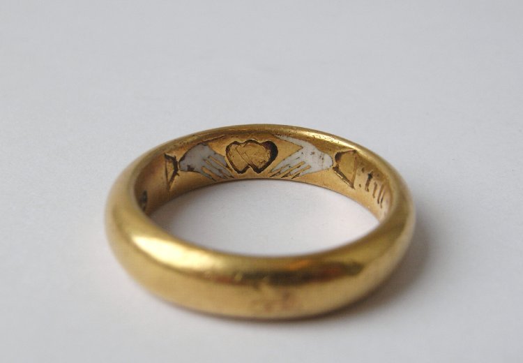 wollmaus:  seventeeth century gold pictogram posy ring w/ inscription reading: “two
