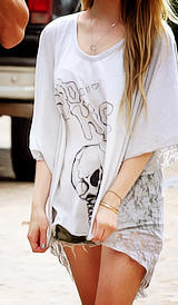r-e-d-bones:  Avril Lavigne Candids 2011 &gt; Looks  