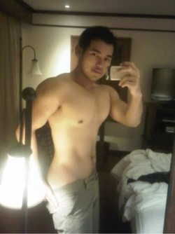 jetaimeasianmen:  Nice bod. Cute face. Lethal