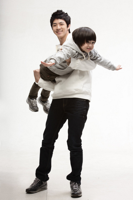 nabilaflames10:  mblaq with his children ^^ 