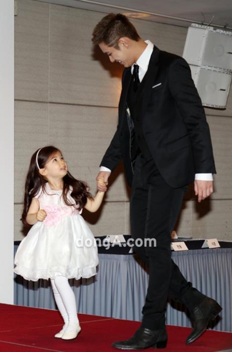 nabilaflames10:  mblaq with his children ^^ 