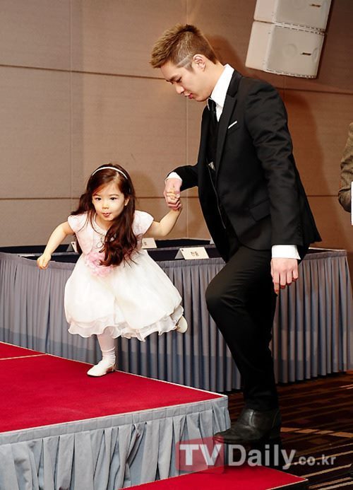 nabilaflames10:  mblaq with his children ^^ 