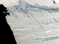 南極に巨大氷山が誕生へ　氷河に３０キロの亀裂－北海道新聞[国際]
