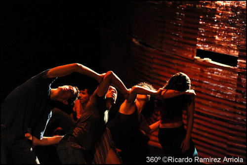 Péndulo cero - &ldquo;bodiesarenotborders&rdquo;   Coreografía: Jaciel Neri. Matthew Armstrong, Davi