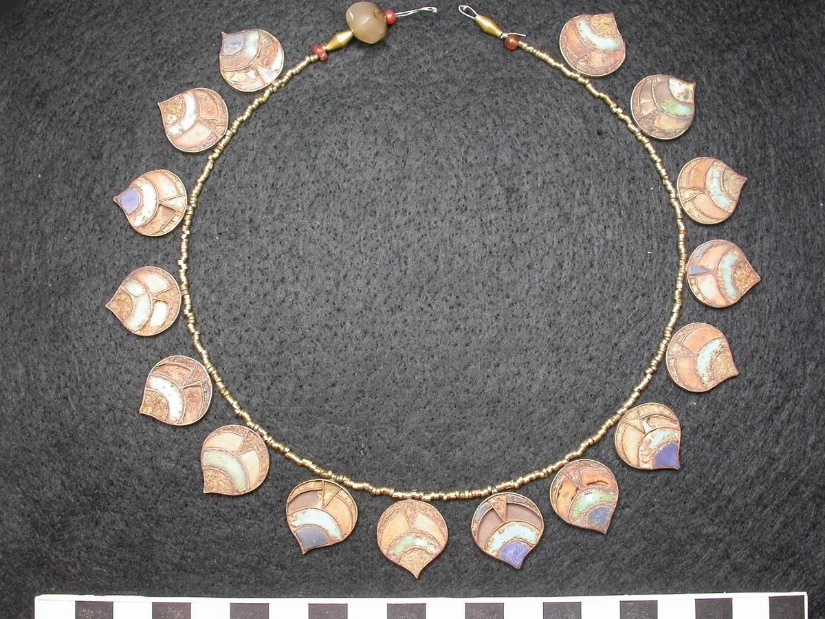 rudjedet:  Egyptian necklace with leaf pattern. Gold; glass; cornelian; quartz; (possibly)