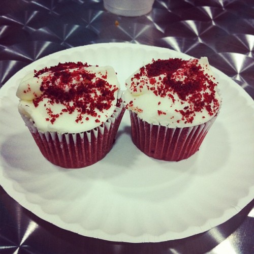 ladystars:  Red velvet cupcake #RedVelvet #cupcake #foodporn #puertorico #followme #followback #iphone4 #iphonography #iphoneography #instagrampr #insgrampr #instagood (Taken with Instagram at Santa Rosa Mall Shopping Center) 