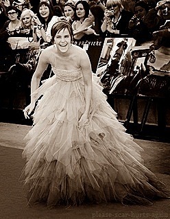 harryshorcrux:  Emma Watson @ premiere Deathly Hallows part 2. 