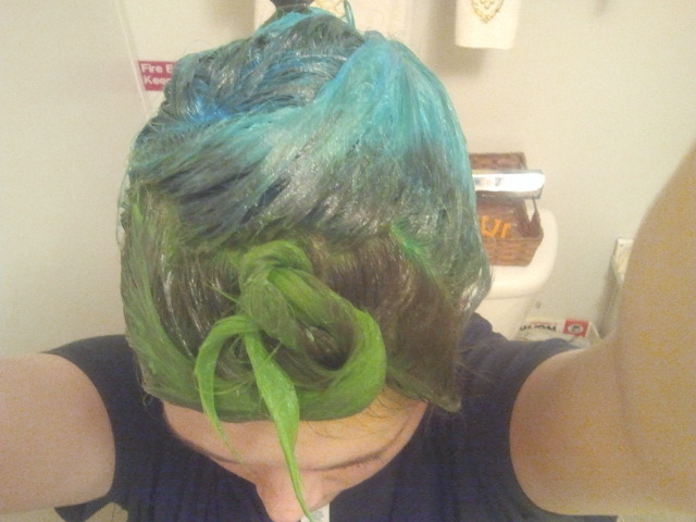 scaby:  gur0tesuku:  So here’s the outcome of Savvys hair! Done by me. c:  the