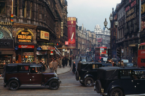 thisbigcity:  orientaltiger:  London, 1940s, in hi-res color: These photographs were taken using Kodachrome film by Chalmers Butterfield, probably in 1949.  一九四零年代的英國倫敦。 