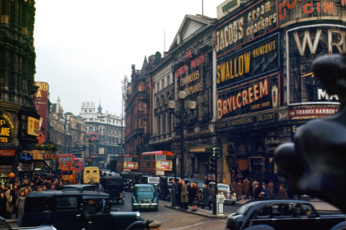 thisbigcity:  orientaltiger:  London, 1940s, in hi-res color: These photographs were taken using Kodachrome film by Chalmers Butterfield, probably in 1949.  一九四零年代的英國倫敦。 