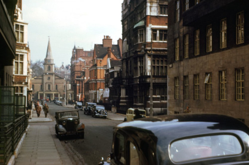 thisbigcity:  orientaltiger:  London, 1940s, in hi-res color: These photographs were taken using Kodachrome film by Chalmers Butterfield, probably in 1949.  一九四零年代的英國倫敦。 