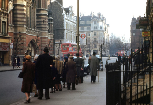 thisbigcity:  orientaltiger:  London, 1940s, in hi-res color: These photographs were taken using Kodachrome film by Chalmers Butterfield, probably in 1949.  一九四零年代的英國倫敦。 