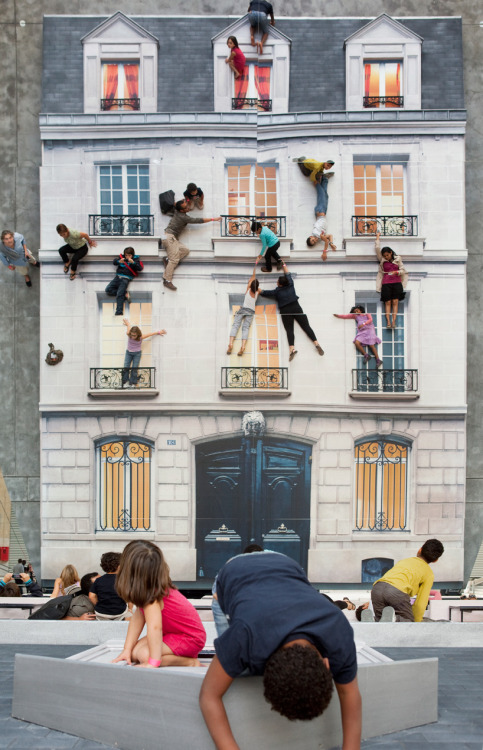 digbicks:  Bâtiment is a mirrored installation by artist Leandro Erlich current