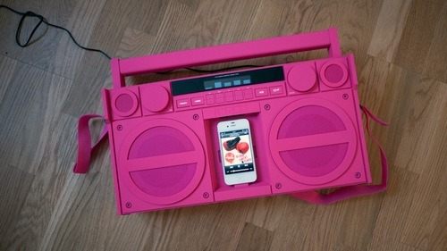 rainbow-starr:  barbie’s radio? This is so cute! I want one please! 