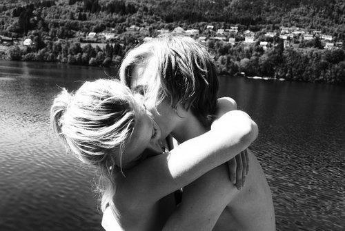 Um abraço sincero é tipo um beijo por que é dado de olhos fechados ! De: Starlen R. Pedroza