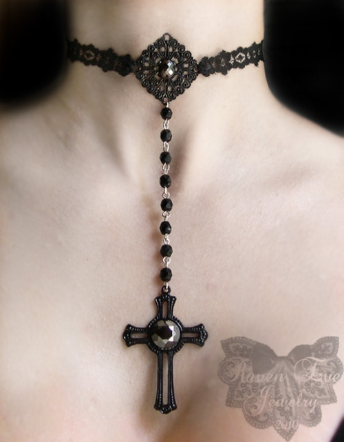 gothfinds:  Midnight romance rosary choker; ฬ. Available at http://www.raveneve.com