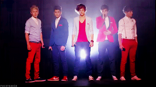 harryvibes:  inbetween harrys legs is glowing because his penis is magical…. 