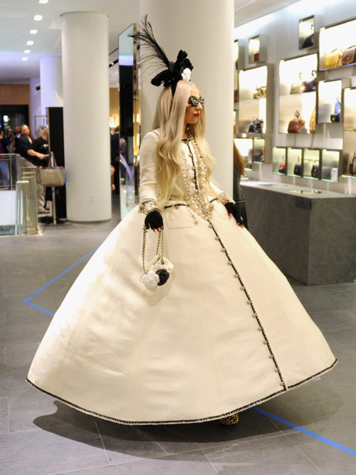 donatella eats me out