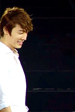oh-myjewel:  fishy smile *q*pout ugh i cant’