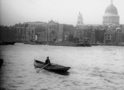 morningmist:  Man in a rowing boat on the River near St. Paul’s Cathedral. (par National Maritime Museum) 