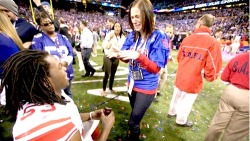 allakinwande:  helovesdi:  corbeezyyy:  jadorelynn: naturalxhippie:  eb0nymermaid:  andrayblatche:  crapcom:  capturedcreations:  itsmimzcole:  Aww  He Proposed To Her After Winning The Superbowl   his mama in the background though… lol schemin  “Can’t