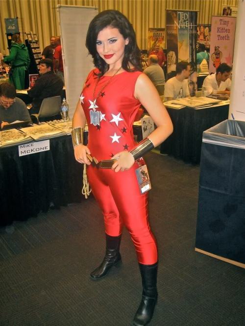 thehappysorceress: porkiepuss: Donna Troy cosplay comic con GREAT HERA! Talk about perfect cosplay.