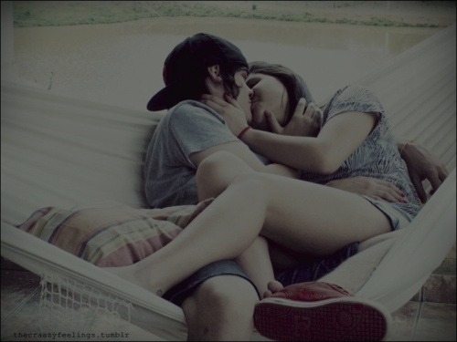  __ E quando me perguntarem o que é o amor, eu já saberei o que dizer.  __ E o que você dirá?  __ Eu irei dizer que a amor é a coisa mais aleatória que existe. Você precisa de sorte, mas não é sorte que um trevo de 4 folhas, um pé de coelho,