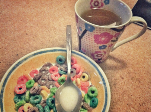 jammyjimjams:  Froot loops and green tea 