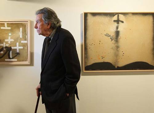 Antoni #Tàpies fallece a los 88 años. Era uno de los mayores representantes europeos del arte abstracto y fue galardonado con el Príncipe de Asturias de las Artes y el Velázquez de las Artes Plásticas. Foto: AP