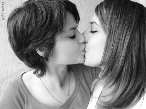 lipsticklesbians.tumblr.com/post/17370417949/