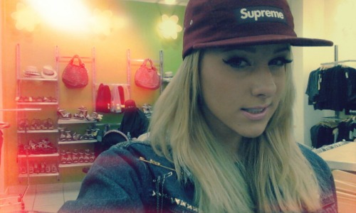 undftdswag:  I just wanna smoke and watch a boss bitch count a hunnet stacks… 