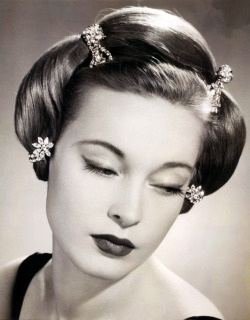 theniftyfifties:  A glamorous hairstyle,