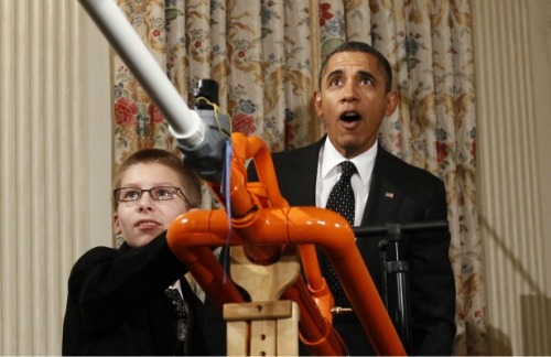 think-progress:Demonstrating: The EXTREME marshmallow cannon! (Pro tip: Want to be invited to the Wh