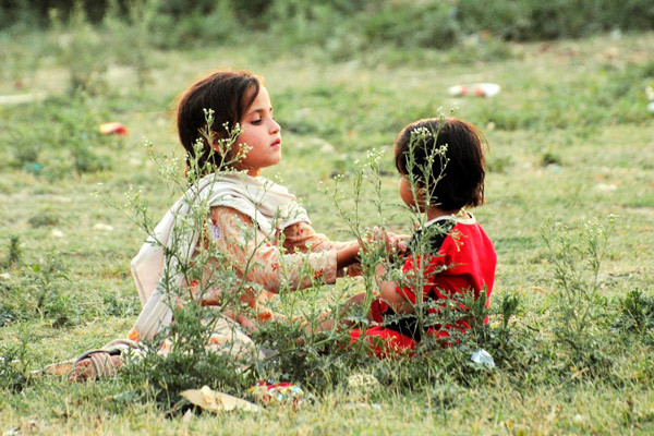  wounds-of-injustice: Afghan children play near a refugee camp in Peshawar (Pakistan)
