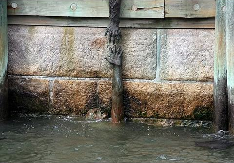 elguindilla:  Esta estatua interactúa con la marea  (y da bastante mal rollo) Click