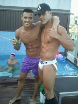 Boysdistractme:  Sexy Pool Party.. ;) 