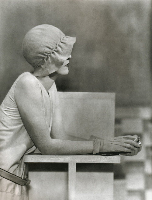suicideblonde:  Model in Schiaparelli photographed by George Hoyningen-Huene in 1927