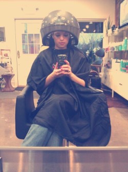 droidaficionada:  In the hair chair gettin