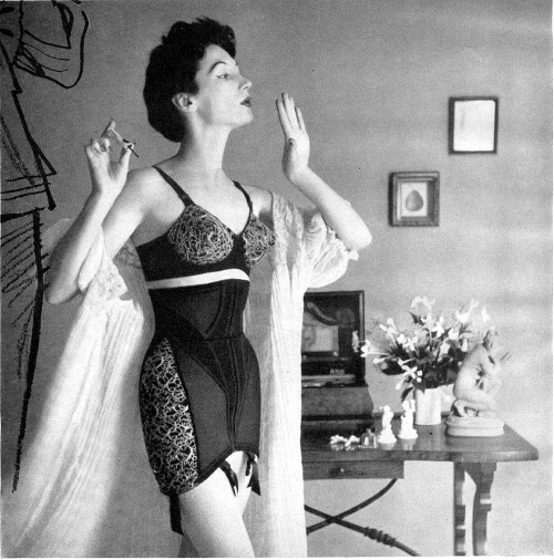 hedda-hopper:  Dovima