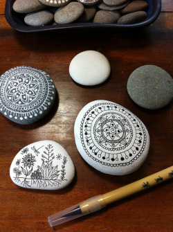 artschoolglasses:  Henna-like patterns painted on stones. Super pretty.