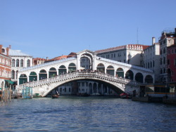  Venezia: cade in canale e muore mentre fa