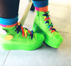 spaghetti-for-brains:  rubysnowwhite:  DIY sneakers!!  AAAAAAAAAHHHHHHHHHHHHHH’M IN LUVVVVVV