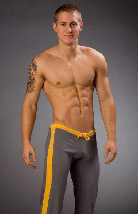 suckmytarzan:  Nice Hairless Body. Nice Definition.
