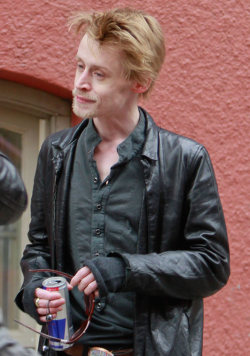 potatoeee:  rooneymara:  freecocaine:  queenkill33:  haha-fuckin-ha:  toocooltobehipster:  Macaulay Culkin age 31  Oh My Jesus Fucking Christ!!  Fuck, this is weird. I mean, his beard. idk he kind of looks like Thom Yorke  wtf man, he didnt look like