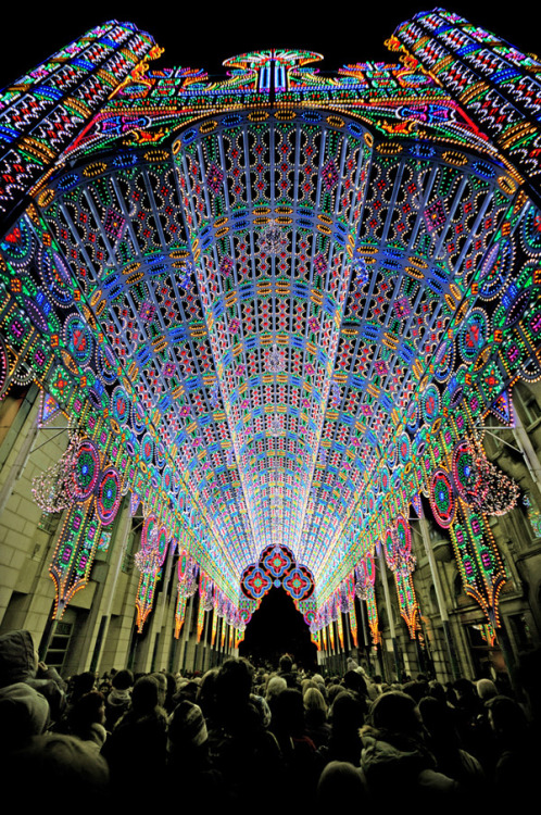 free-parking:  The Luminarie De Cagna is an imposing cathedral-like structure that was recently on display at the 2012 Light Festival in Ghent, Belgium. The festival was host to almost 30 exhibitions including plenty of 3D projection mapping, fields