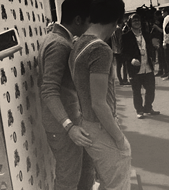 blue-eyes-and-country-guys:  zaynsmuchachos:  assassassassassassassassassassassassassass. now make that motherf*cker hammertime. ;)  We aren’t the only ones that love Lou’s ass 