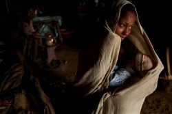 fotojournalismus:  [World Press Photo 2012] Contemporary Issues, 1st prize stories:   Child Brides by Stephanie Sinclair Photos :  1. An Ethiopian teenager breast feeds her baby in a rural area outside Bahir Dar. Her husband was maimed shortly after
