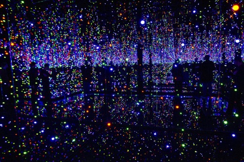 clockworkheartbeat:  djstoxafranz:  Infinity Room by 82 year old japanese artist Yayoi Kusama. It’s simply a room filled with wall to wall mirrors and lights to give you the feeling of being infinite. Located at the Tate Modern in London so sorry USA